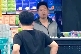 凌潇肃超市购物，憔悴水肿头发炸毛，网友形容像洪世贤流落街头图片