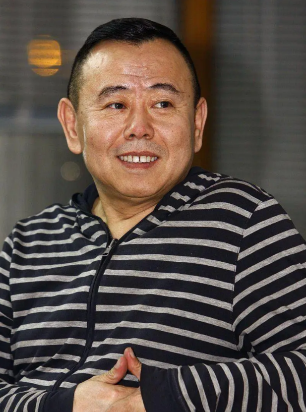 全家移民真相大白2年，享正师级待遇的潘长江，已走上另一条大道