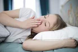 夜间睡眠中突然惊醒，感觉异常口渴，是怎么回事？图片