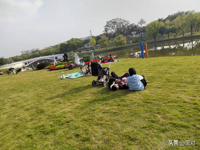 成德同城化 幅员2.6平方公里 集多功能 的广汉山水镇三星湖水色诱人