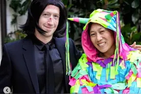 扎克伯格万圣节扮杀手，华裔妻的荧光裙辣眼睛，结婚12年甜过初恋图片