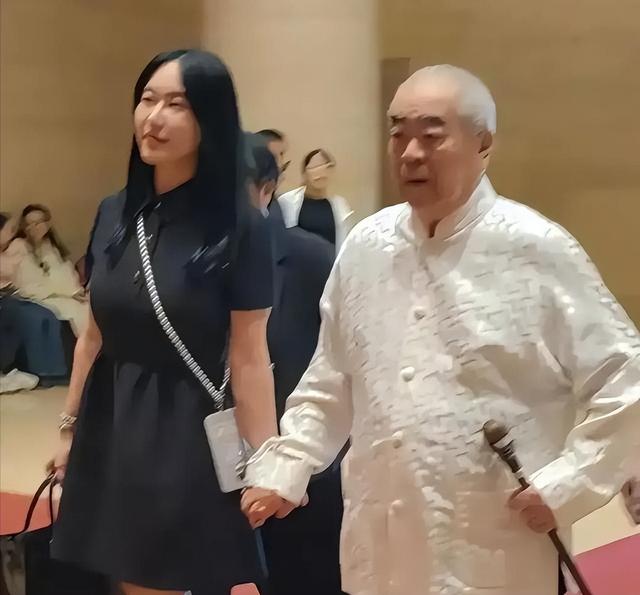 结婚仅1年，87岁的范曾已衰老，比他小50岁的娇妻仍如花似玉