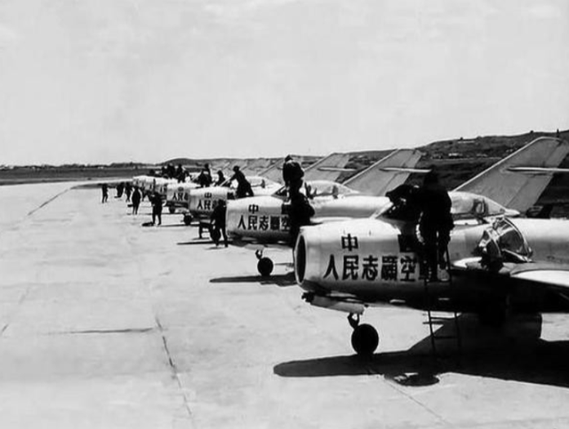 攻不了也守不住？中国空军在西藏上空，被印度空军足足欺负了40年