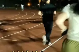笑喷！唐尚珺在华师夜跑，旁边有个白衣女生跟跑，网友劝他别早恋图片