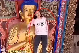 活该！山西景区女游客攀爬佛像大喊大叫，当地通报：已被警方带走图片