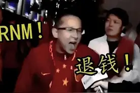 赛场上侮辱中国球迷，赛场下被护送不敢出声，这个小伙子你火了图片