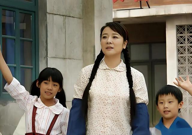 她是国家一级女演员，多次给丈夫戴绿帽，重病丈夫坐轮椅也不离婚