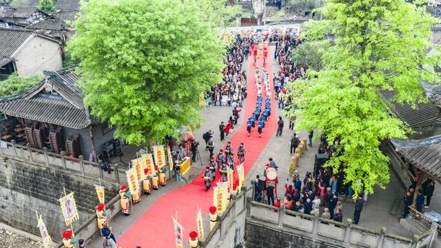 夯爆了！元通古镇清明春台会玩出新潮范儿