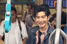 黄晓明乘坐地铁被偶遇，面部医美痕迹明显，假发套太抢镜图片