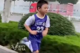 奶奶带5岁孙子每天五点半起床 晨跑3公里 从未间断坚持了552天 “孩子很自律 通过跑步体质很好”图片