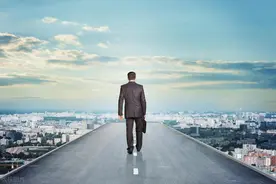 做梦梦见独自行走好不好？梦见独自行走有现实的影响和反应吗？图片