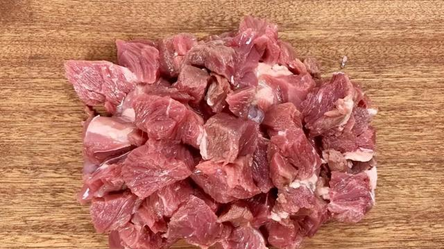 炖牛肉时，怎么炖才可以鲜嫩不硬？掌握5个技巧，软烂入味不塞牙