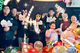 “大眼仔”莫少聪迎62岁生日，晒8人大合照庆生，莫芷嫣容貌出众图片