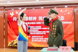 5月25日是董存瑞牺牲77周年纪念日，沈阳老兵带领千名师生“云敬”董存瑞图片