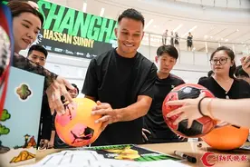 新加坡门将桑尼在上海吃了煎饼、逛了南京路，透露太爷爷正是中国人图片