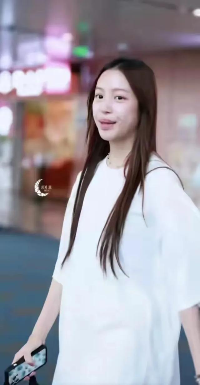 小四月都长这么大了，像爸爸黄有龙多一点，但大眼睛像小燕子