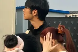 金莎和孙丞潇逛环球，打扮老气和男友像母子，孙丞潇一脸不耐烦图片