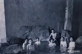 “不堪入目”老照片：日本男女赤裸共浴，喂奶忘记系扣子的妇女图片