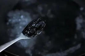 因煲汤忘关火，结果熬出黑色汤汁，132年后给子孙创造上亿财富图片