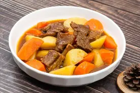 炖牛肉最忌焯水，做好2步，多加1样，软烂不塞牙，鲜香又入味图片