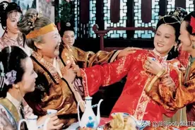 贾母为凤姐和薛宝钗过生日，隐藏着这对表姐妹难以逆转的婚姻悲剧图片