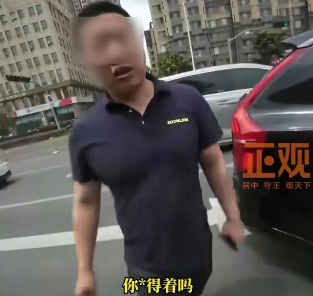闹大了！别车工装男已被拘，真实身份被扒，警方回应，网友立大功