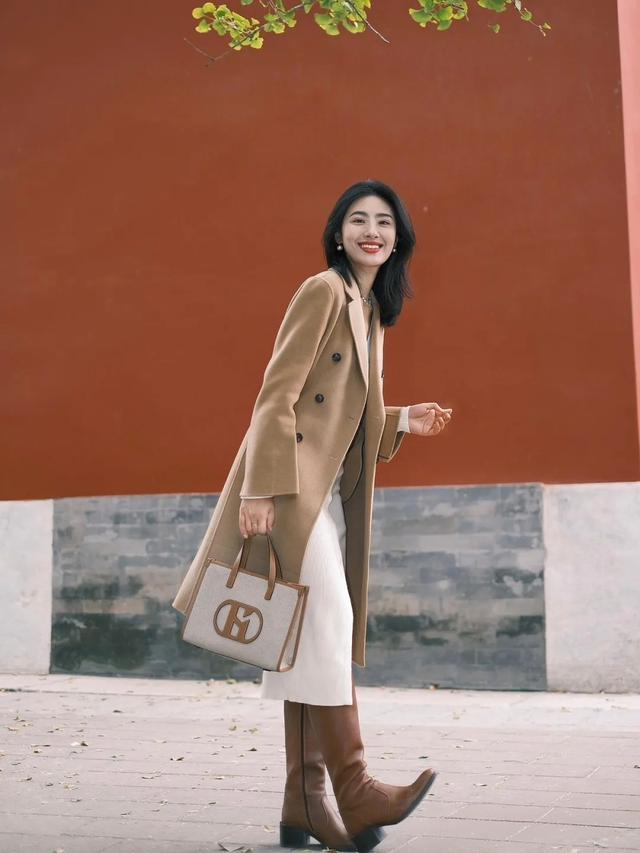 卡其色呢子大衣长裙气质