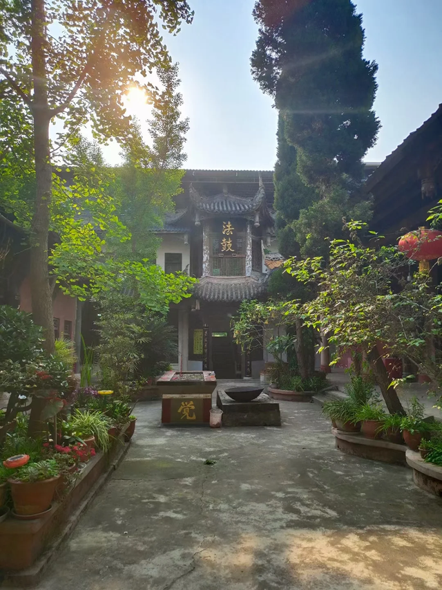 新发现一个宝藏地！5元斋饭，20元包吃住，成都市区这个寺庙值得