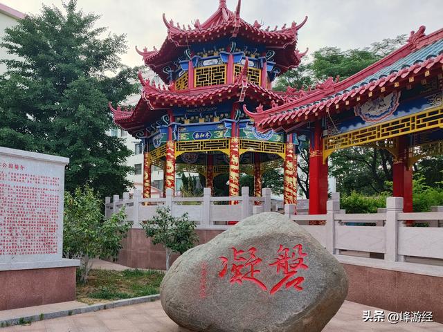 傍晚爬威海塔山，取景器俯瞰山海风光，山脚寻到另一座文笔峰宝塔