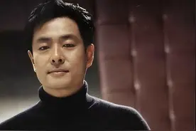 笑死！女子街头随便请个人帮拍照发现是濮存昕 网友们不淡定了！图片