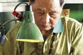 92岁香港刀王：已经磨刀80年，磨一把菜刀收费天价，顾客遍布全球图片