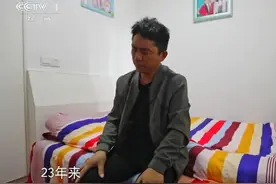 哥哥一时冲动踹走亲妹妹，23年后含泪寻亲认错，结果令他仰天痛哭图片
