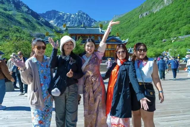 暴涨139.72% ！四川成了他们的“冰雪后花园”