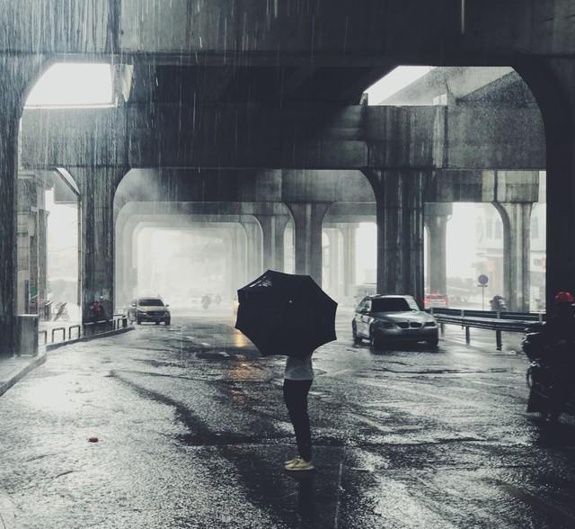 72年暴雨夜，队里的北京女知青，悄悄钻进了我的被窝