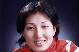 她曾是女排奥运冠军，退役后开饭店纹起大花臂，直到40岁才生子图片