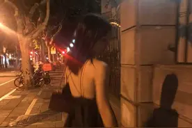 恐怖！女子深夜回家路上因为衣着清凉被尾随，网友：后怕不？图片