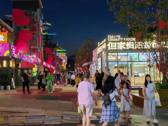 多彩贵州城：避暑热潮涌动 夜经济绽放新活力