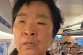 高铁打人后续！统一口径污蔑女生，老太真容曝光，身份被扒系教师图片