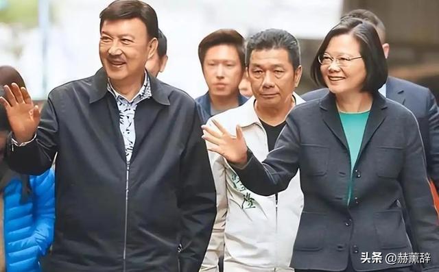 曾是一代歌王，却沦为人尽皆知的台独分子，如今家破人亡下场凄凉