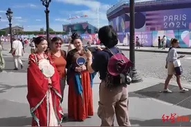 巴黎街头遇见汉服女孩，她在巴黎当成都“推介官”｜跟着航线看成都图片