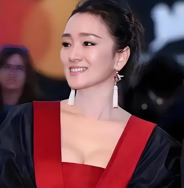 天呐！巩俐这身材太惊艳了，胸围几乎到肚脐，状态却依旧十分亮眼