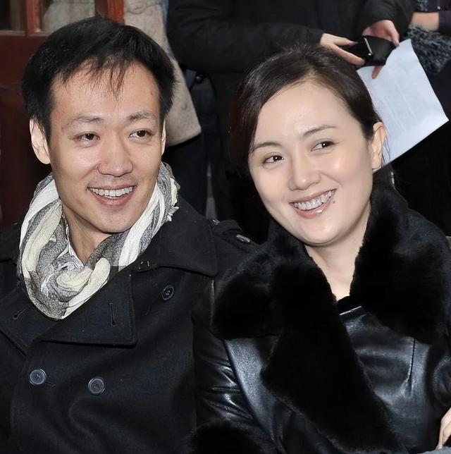 朱媛媛去世不到半年，辛柏青身边多了个长发美女，脸上笑容藏不住