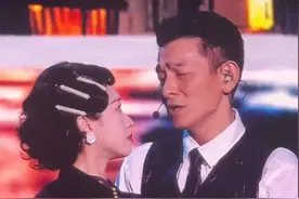 笑麻了！刘德华演唱会女伴舞火了？眼神拉丝，感觉幸福 评论区乱了图片