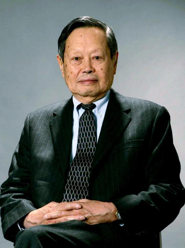 杨振宁葬礼，国旗盖遗体，离世前状态曝光，49岁的翁帆已再无遗憾