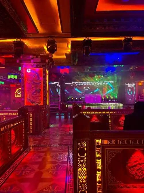 41岁老板魂断西藏！百人祭奠，妻子却一副笑脸，网友：人走茶凉