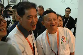 马云现身阿里音乐会，坐c位跷二郎腿，身旁女子激动到抹眼泪图片