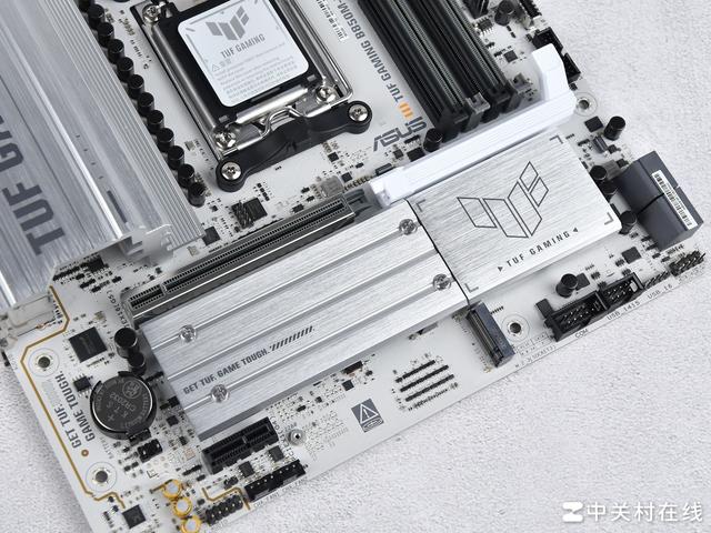 布局优化升级WIFI7 华硕B850重炮手白色版主板评测