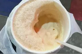 顾客称茶颜悦色饮品半杯都是泡沫，客服回应图片