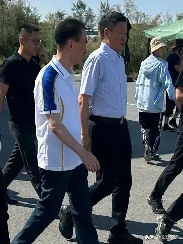 王健林新疆现身，瘦得不成样子，年过七十依旧拼命工作！