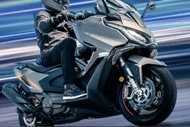 新车 | 售8.98万元，光阳AK550II上市，双缸水冷动力踏板/14升油箱图片